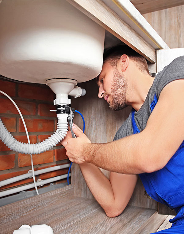 Technicien ArtisansLock en intervention plomberie et serrurerie dans le Pas-de-Calais